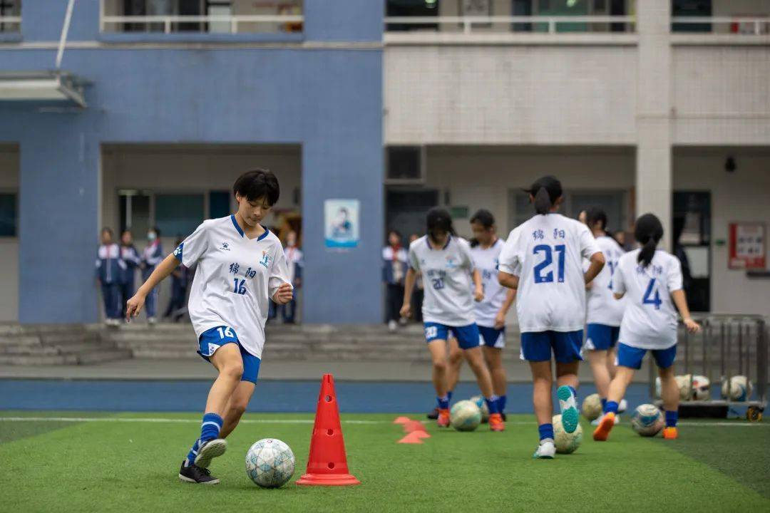 足球绕桩训练视频_足球技巧训练绕桩动作要领_绕桩训练足球技巧