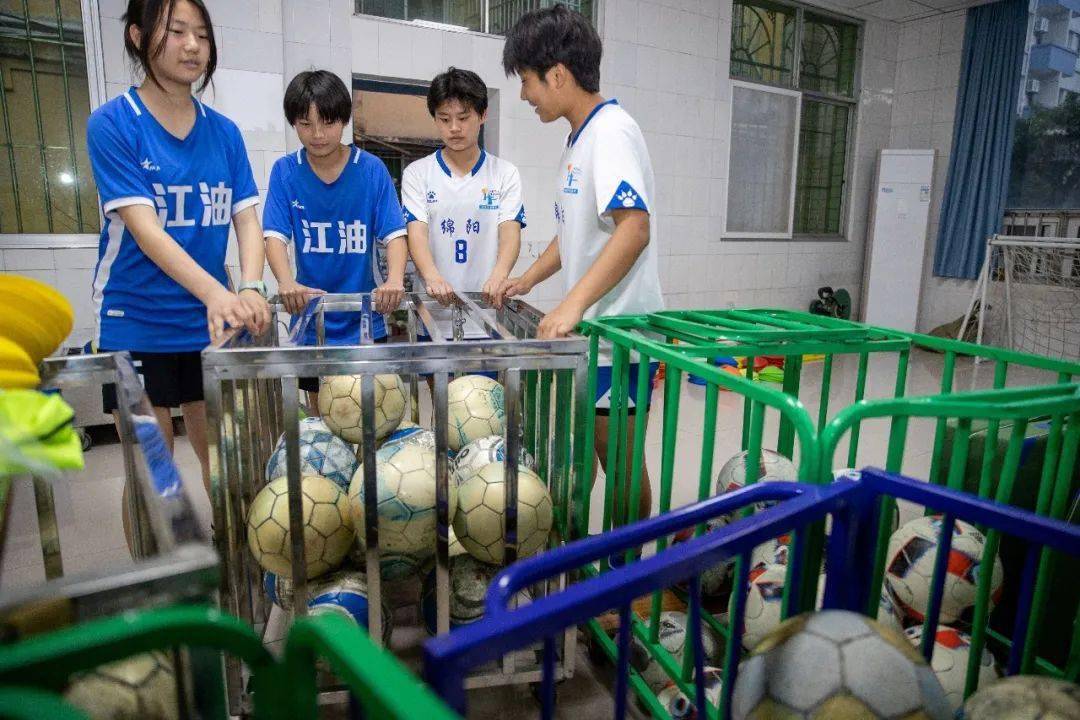 足球绕桩训练视频_绕桩训练足球技巧_足球技巧训练绕桩动作要领