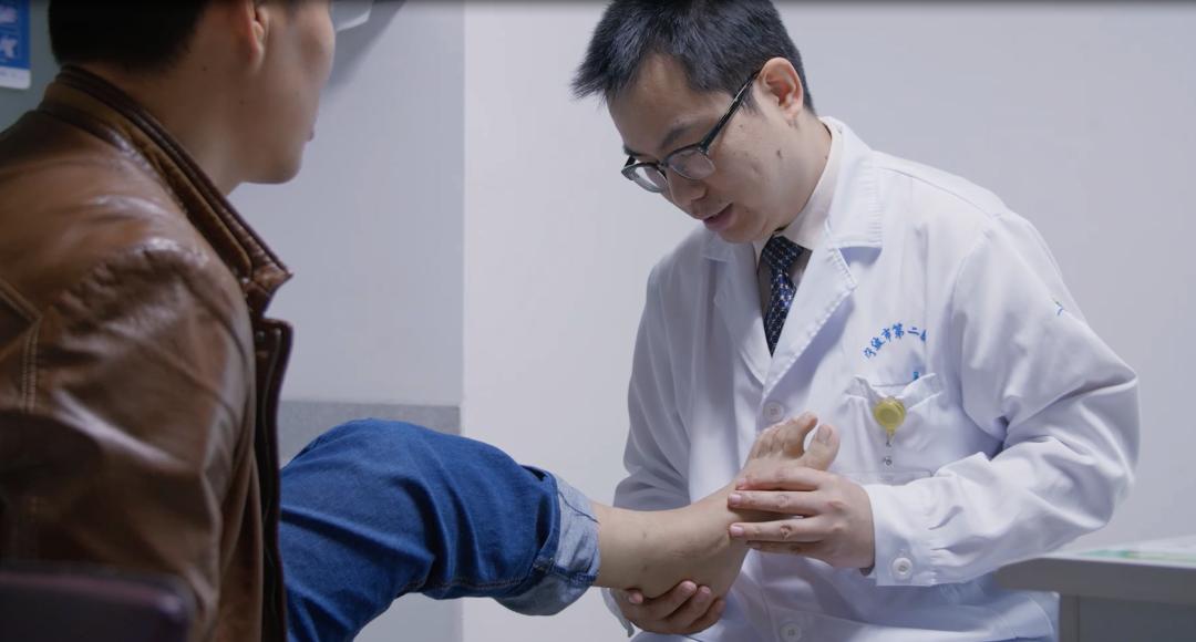 运动脚踝疼怎么办_运动脚踝疼痛还能继续运动吗_脚踝疼痛活动后缓解