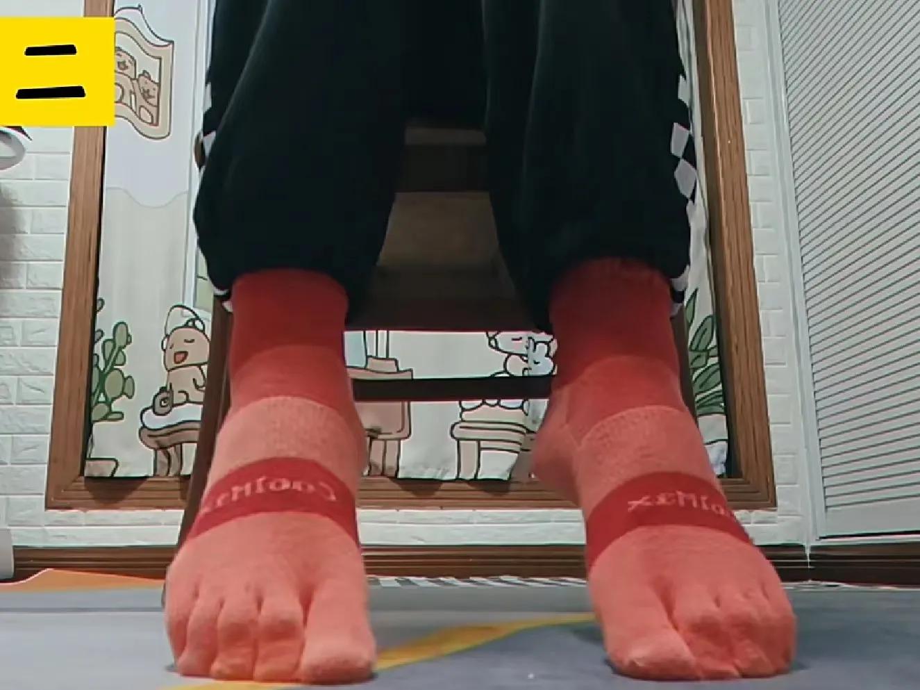 运动脚踝疼怎么办_脚踝痛还继续运动会怎么样_脚踝疼运动