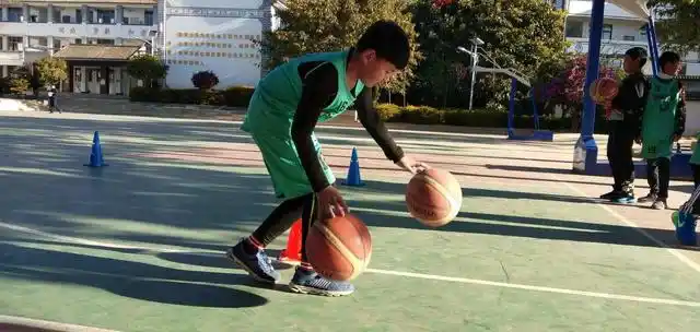 篮球012停走步吗_篮球停下时可以走几步_篮球规则012哪步可以停