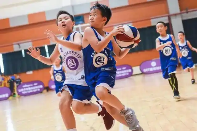 篮球012停走步吗_篮球停下时可以走几步_篮球规则012哪步可以停