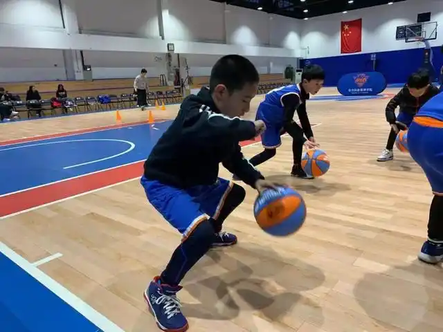 篮球停下时可以走几步_篮球012停走步吗_篮球规则012哪步可以停