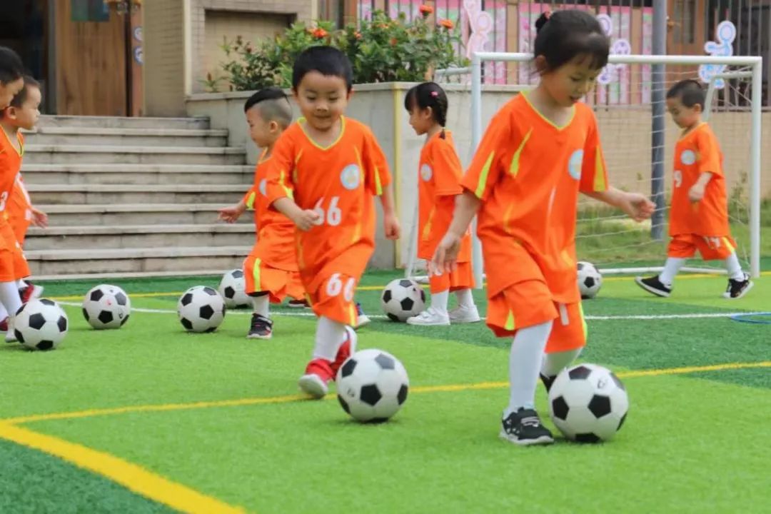 足球教案幼儿园_足球幼儿园玩法_足球的规则幼儿园教案