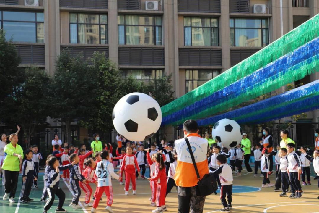 足球的规则幼儿园教案_足球教案幼儿园_足球幼儿园玩法