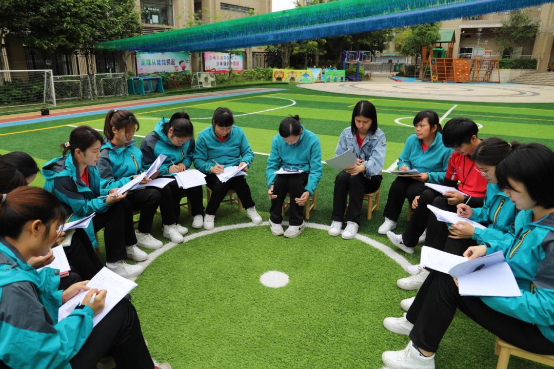 足球的规则幼儿园教案_足球幼儿园玩法_足球教案幼儿园