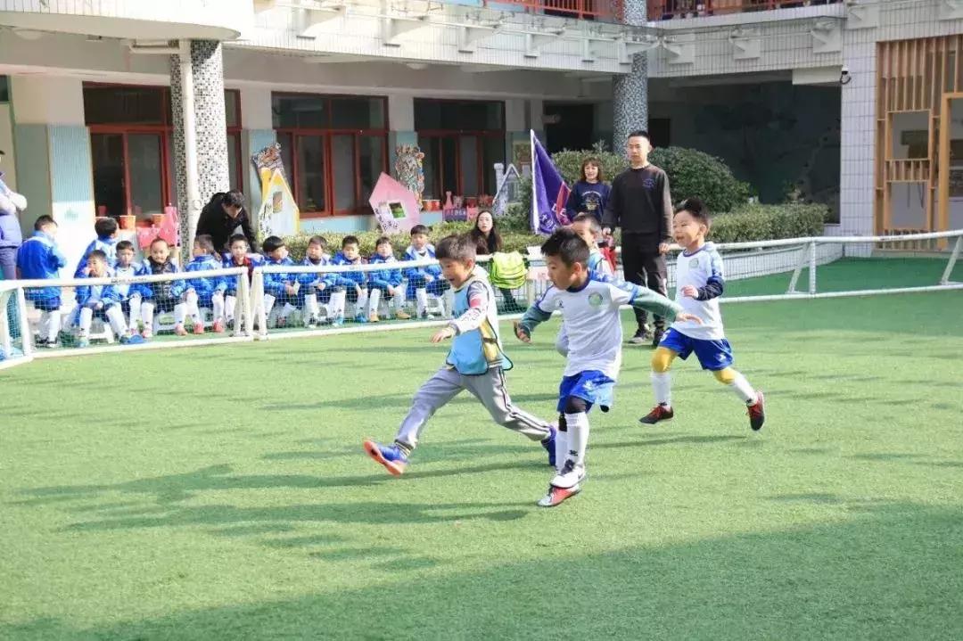 足球教案幼儿园_足球幼儿园玩法_足球的规则幼儿园教案