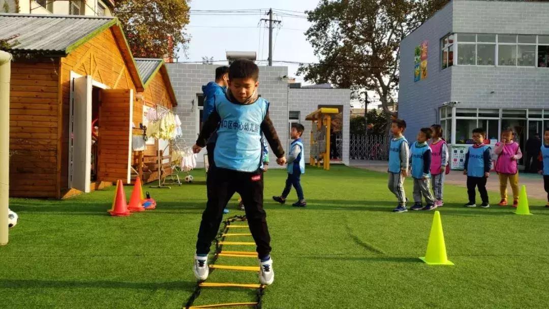 足球幼儿园玩法_足球教案幼儿园_足球的规则幼儿园教案