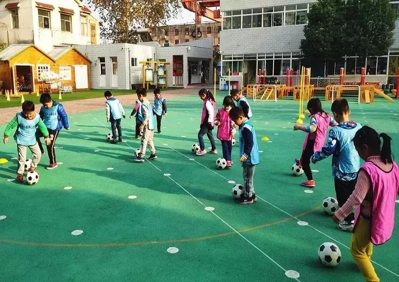 足球幼儿园玩法_足球教案幼儿园_足球的规则幼儿园教案