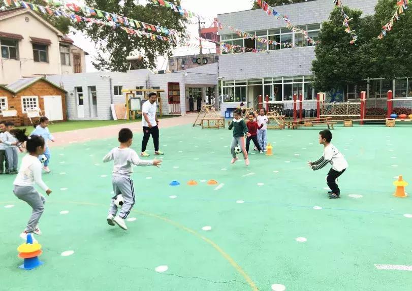 足球的规则幼儿园教案_足球教案幼儿园_足球幼儿园玩法
