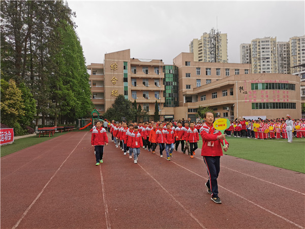 体操田径小学生跳绳视频_田径体操小学生_体操田径小学生比赛视频