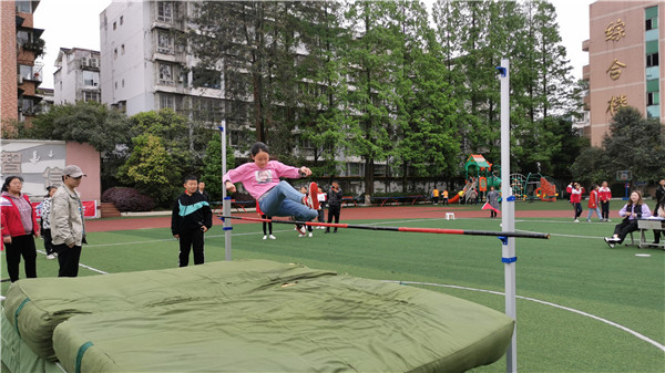 体操田径小学生跳绳视频_田径体操小学生_体操田径小学生比赛视频